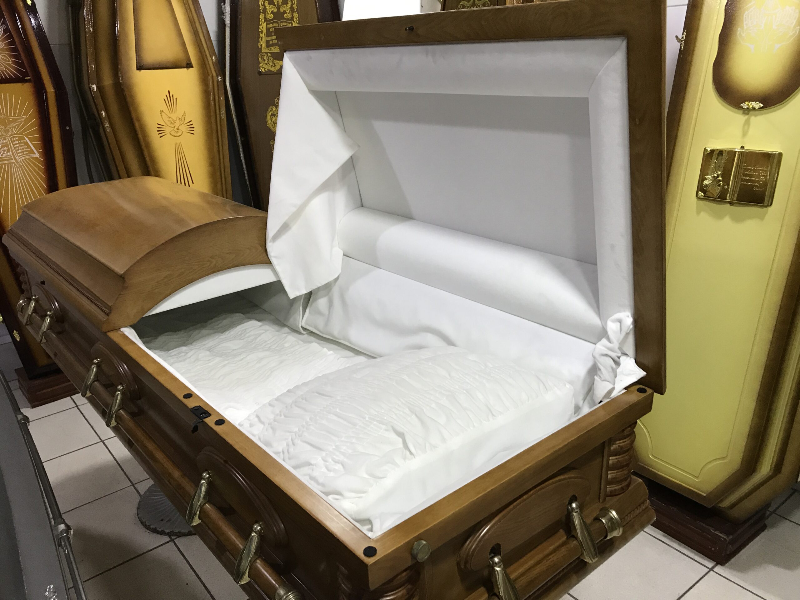 Urna funerária de luxo modelo americano.