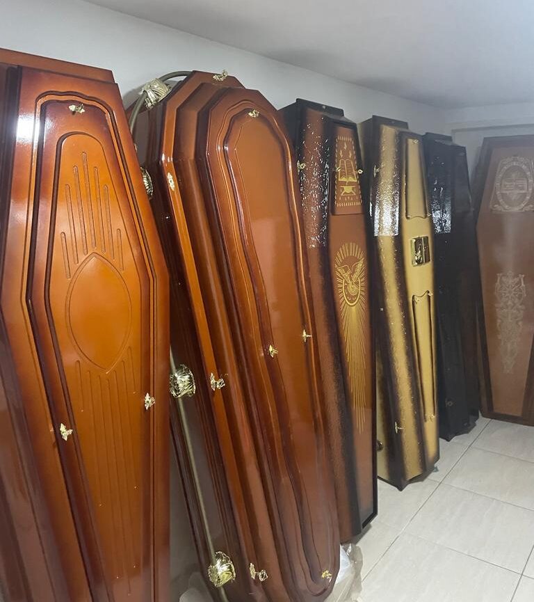 Parte do mostruário de urnas funerárias disponíveis em nosso catálogo.